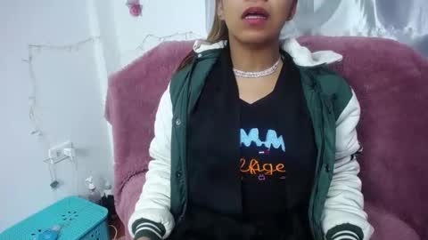 Snapshot of amelie01bronw chatting on December 2024 12:25:02 PM amelie brown online show from December 2024 12:25:02 PM