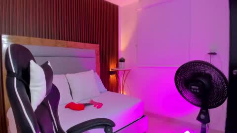 A N A L U online show from November 2025 12:48:01 PM