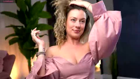 Snapshot of anastasiamills chatting on December 2025 09:09:02 PM AnastasiaMills online show from December 2025 09:09:02 PM