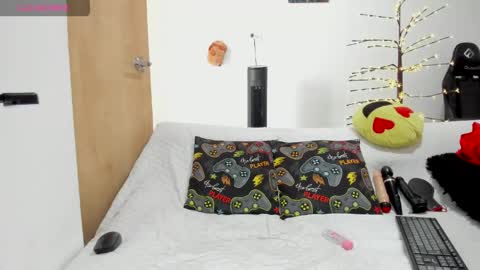 Andreslush04 online show from May 2026 07:18:02 PM