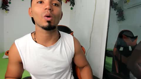 andrew_jonhes1 online show from December 2025 11:41:01 AM