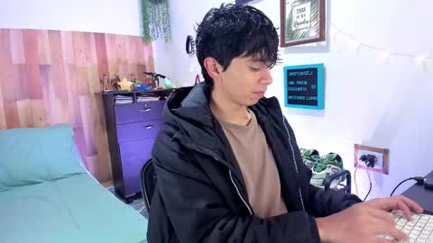 andy_guez_11 online show from January 2025 10:30:01 AM