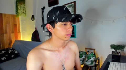 andy_guez_11 online show from February 2025 01:08:02 PM