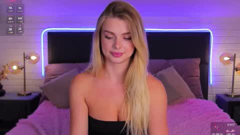 Snapshot of angel___blond chatting on October 2025 12:37:02 PM Angel blond online show from October 2025 12:37:02 PM
