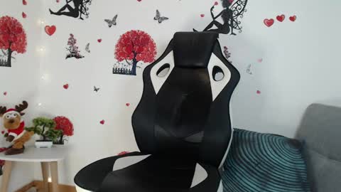 Snapshot of angel_curl chatting on February 2025 01:44:01 AM Angel Curl online show from February 2025 01:44:01 AM