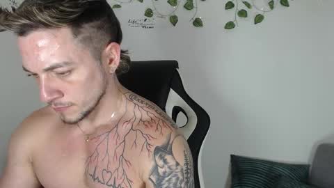 Snapshot of angel_curl chatting on November 2025 09:28:01 PM Angel Curl online show from November 2025 09:28:01 PM