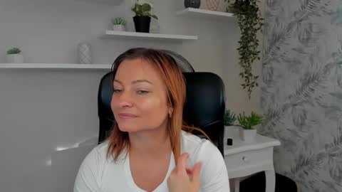 Angela online show from September 2025 01:00:01 PM