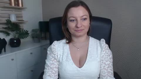 Angela online show from December 2025 06:44:01 AM