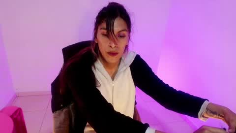 angele online show from May 2026 09:35:02 PM