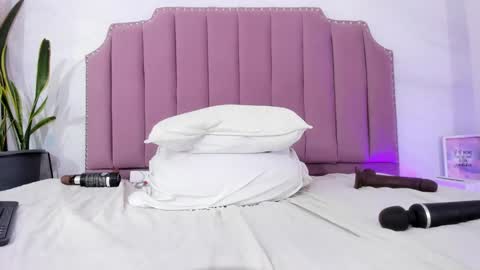 Snapshot of angeline_blake chatting on January 2025 10:42:01 PM Angeline online show from January 2025 10:42:01 PM