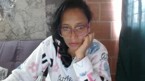 Snapshot of angelitaa_hot chatting on January 2025 01:27:01 PM angela online show from January 2025 01:27:01 PM