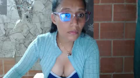 Snapshot of angelitaa_hot chatting on February 2025 11:42:02 PM angela online show from February 2025 11:42:02 PM