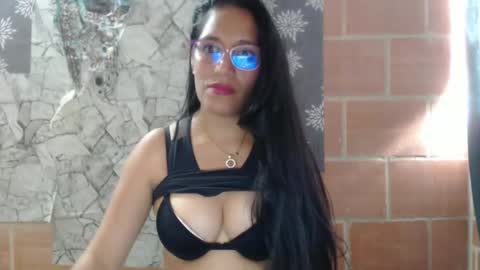 Snapshot of angelitaa_hot chatting on February 2025 09:10:01 PM angela online show from February 2025 09:10:01 PM