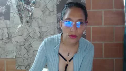 Snapshot of angelitaa_hot chatting on February 2025 01:10:02 PM angela online show from February 2025 01:10:02 PM