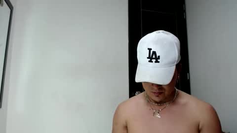 Snapshot of angels_0001 chatting on January 2025 04:39:01 PM angels_0001 online show from January 2025 04:39:01 PM