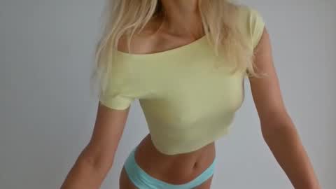 Snapshot of angelsquirting chatting on December 2025 10:42:01 AM Alesia online show from December 2025 10:42:01 AM