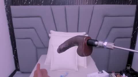 A N G I E.  online show from September 2025 10:23:01 PM