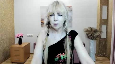 Anna Ditrih online show from May 2026 11:42:02 AM