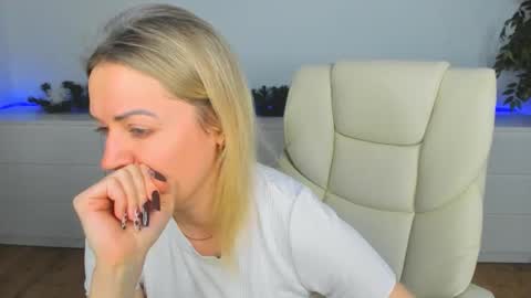 Snapshot of anna_snow9 chatting on December 2025 07:07:01 PM anna_snow9 online show from December 2025 07:07:01 PM