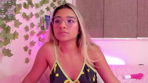 Snapshot of annebull_ chatting on February 2025 11:45:01 PM Anne online show from February 2025 11:45:01 PM