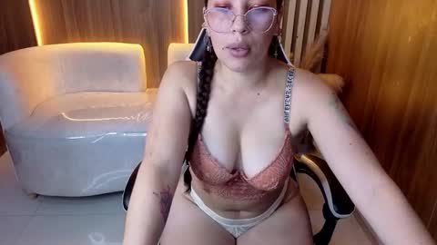 Snapshot of anny_taylor_tx chatting on November 2025 03:07:01 AM Online 2200 to 600 online show from November 2025 03:07:01 AM