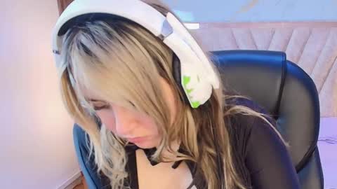 My name is Andrea  thumb up me please its important online show from February 2026 10:32:01 PM