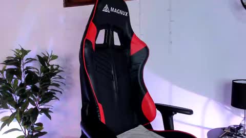 Antonia online show from February 2025 04:04:01 PM