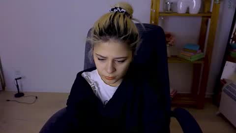 ApheliaStar online show from November 2025 04:07:01 PM