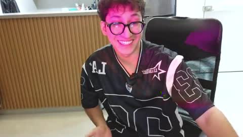 Snapshot of apolo_137 chatting on April 2026 02:17:01 AM Apolo 137 online show from April 2026 02:17:01 AM