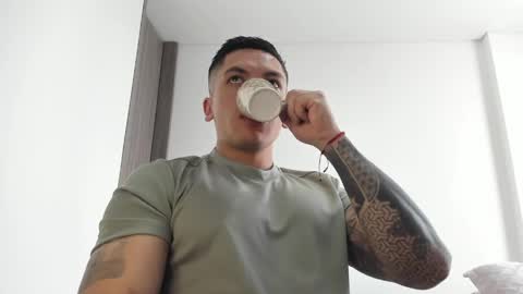 Snapshot of aquiles_51 chatting on May 2026 07:20:01 PM Jonathan online show from May 2026 07:20:01 PM