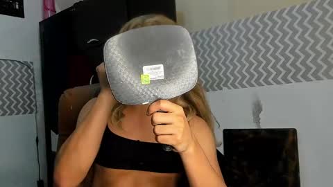 Snapshot of ariana_salazar chatting on January 2025 05:57:01 AM ARIANA SALAZAR online show from January 2025 05:57:01 AM