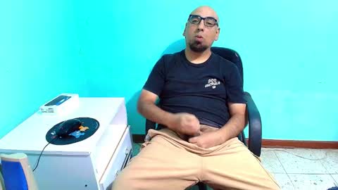 Snapshot of arnelux72 chatting on December 2025 05:13:01 AM arnelux72 online show from December 2025 05:13:01 AM