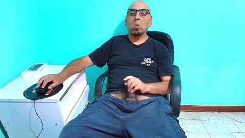 Snapshot of arnelux72 chatting on January 2026 05:44:01 AM arnelux72 online show from January 2026 05:44:01 AM