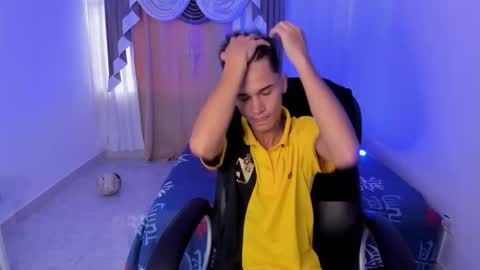 Snapshot of aron_boyy chatting on November 2025 08:51:01 PM Aaron online show from November 2025 08:51:01 PM