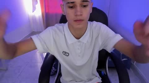 Snapshot of aron_boyy chatting on November 2025 07:43:01 PM Aaron online show from November 2025 07:43:01 PM