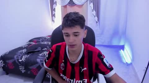 Snapshot of aron_boyy chatting on November 2025 08:00:01 PM Aaron online show from November 2025 08:00:01 PM