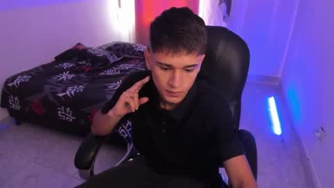 Snapshot of aron_boyy chatting on December 2025 07:42:02 PM Aaron online show from December 2025 07:42:02 PM