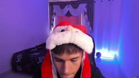 Snapshot of aron_boyy chatting on December 2025 08:14:01 PM Aaron online show from December 2025 08:14:01 PM