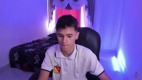 Snapshot of aron_boyy chatting on December 2025 07:20:01 PM Aaron online show from December 2025 07:20:01 PM