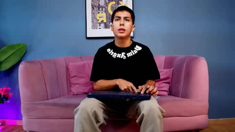 Snapshot of aron_pulse chatting on January 2026 01:37:02 PM aron_pulse online show from January 2026 01:37:02 PM