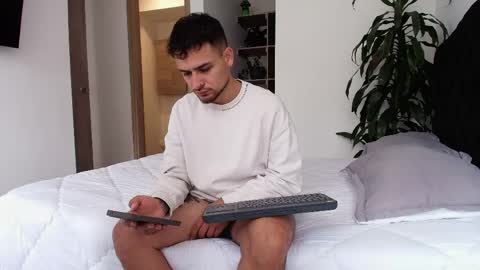 Snapshot of aron_santoro1 chatting on April 2026 02:32:01 PM Aron Santoro online show from April 2026 02:32:01 PM