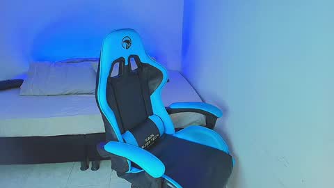 Snapshot of arontroy_wi chatting on January 2025 03:23:02 AM noah and ivy online show from January 2025 03:23:02 AM