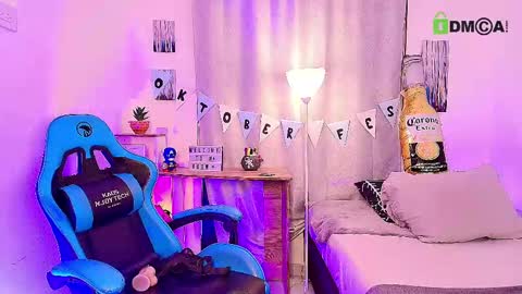 Snapshot of arontroy_wi chatting on October 2025 12:00:02 PM noah and ivy online show from October 2025 12:00:02 PM