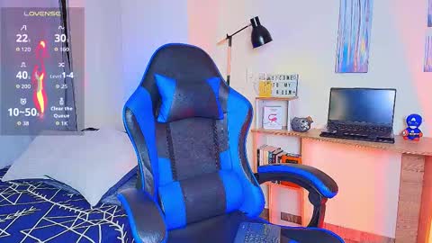 Snapshot of arontroy_wi chatting on December 2025 10:53:02 AM noah and ivy online show from December 2025 10:53:02 AM