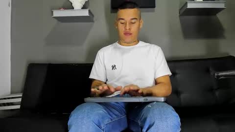 Snapshot of aroon_fit chatting on February 2026 12:04:02 PM AROON HOT online show from February 2026 12:04:02 PM