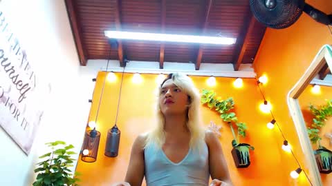 Snapshot of aslyhernandez chatting on December 2024 02:16:02 PM ASLY online show from December 2024 02:16:02 PM