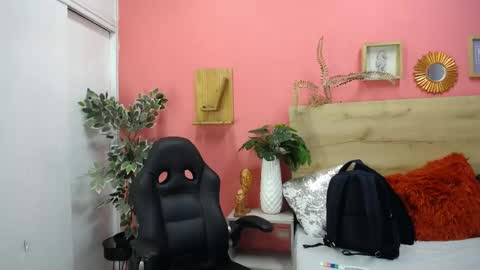 Snapshot of aslyhernandez chatting on April 2026 09:48:01 AM ASLY online show from April 2026 09:48:01 AM