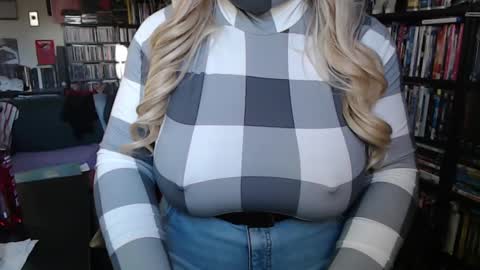 Snapshot of aspen_vale chatting on October 2025 08:55:02 PM Aspen Vale online show from October 2025 08:55:02 PM