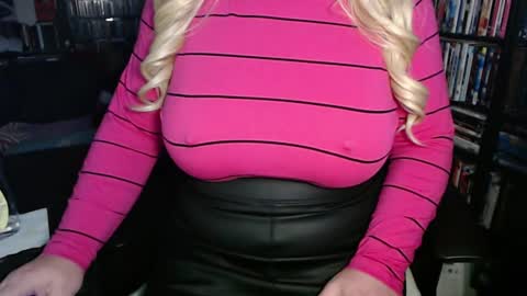 Snapshot of aspen_vale chatting on October 2025 09:37:01 PM Aspen Vale online show from October 2025 09:37:01 PM