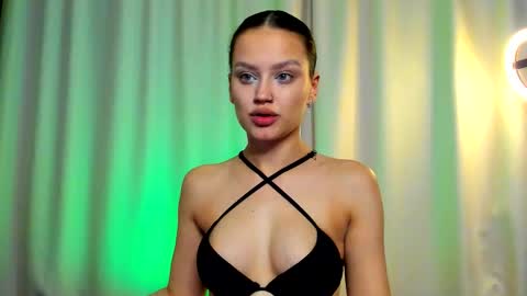 My name is Kiki  Help me with thumbps up please   online show from October 2025 09:20:01 PM